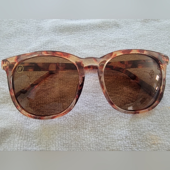 Blenders Sunglasses with Sleeve | Style Tiger Bourbon - Picture 5 of 10